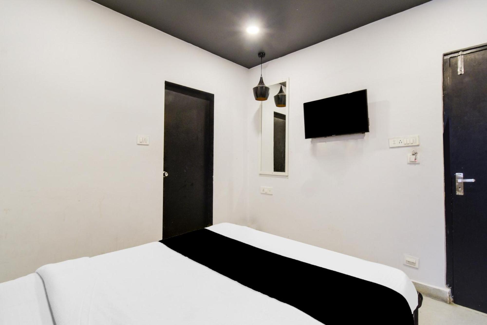 Super Townhouse Alwal Road Hotell Trimulgherry Eksteriør bilde