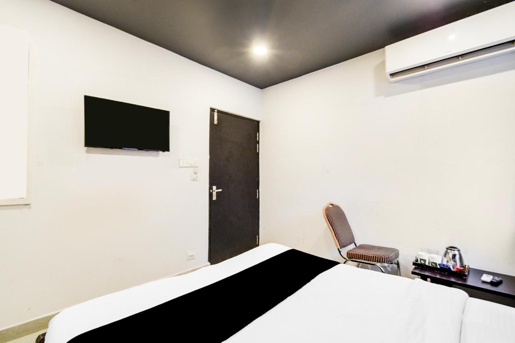 Super Townhouse Alwal Road Hotell Trimulgherry Eksteriør bilde